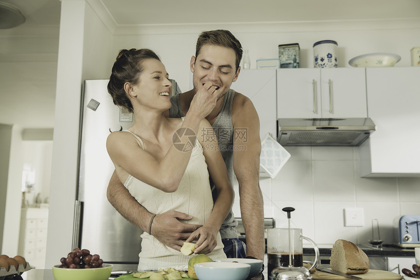 厨房准备早餐时浪漫情侣图片