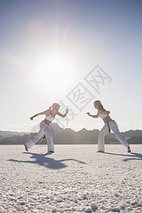 美国犹他州的两名女人跳舞图片