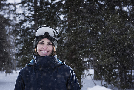 美国犹他州盐湖城郊外布莱顿滑雪度假胜地中穿滑护目镜的年轻女子肖像图片