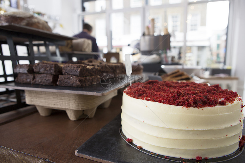 红天鹅绒蛋糕和巧克力蛋糕在咖啡厅柜台上图片