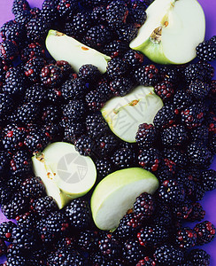 水果食品黑莓和绿苹果图片