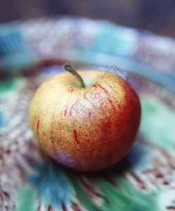 彩色碗中的苹果图片