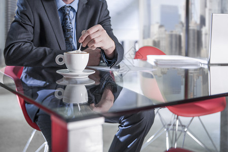 美国纽约会议桌上商人在冲咖啡 图片