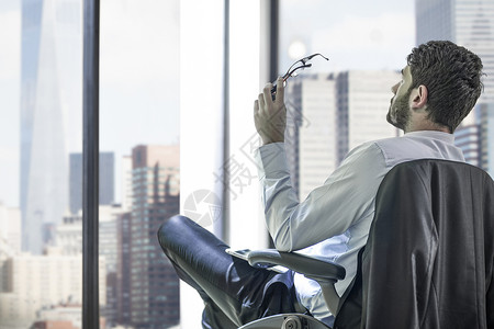 年轻商人坐在美国纽约天窗前图片