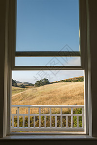 从窗口看到小山丘图片