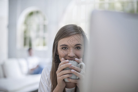 妇女在电脑前喝咖啡图片