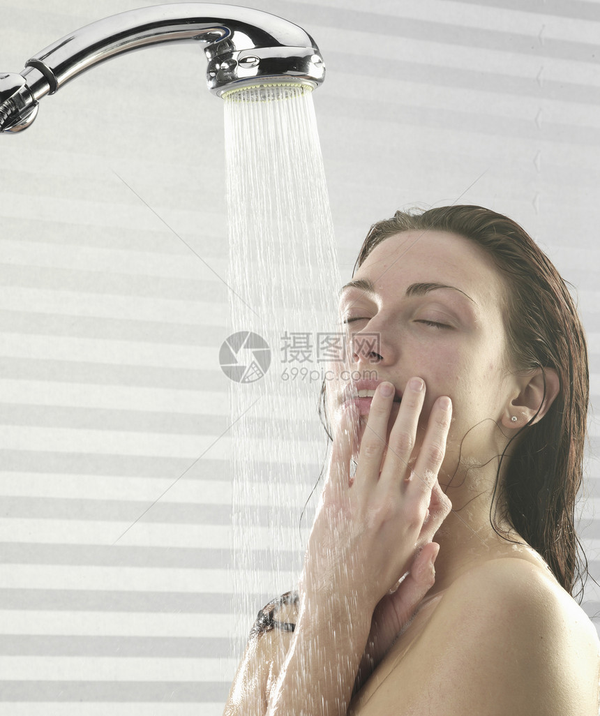 女子正在洗澡图片