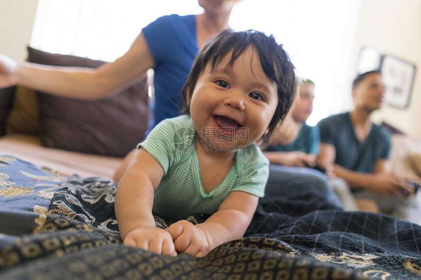 婴儿在沙发上开心的微笑图片