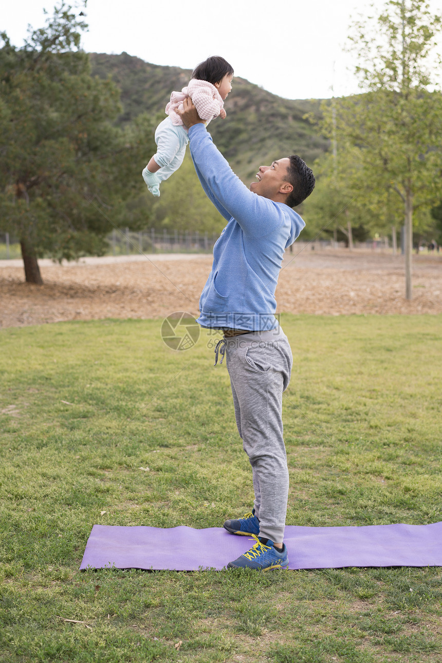 父亲在公园里与婴儿一起运动图片