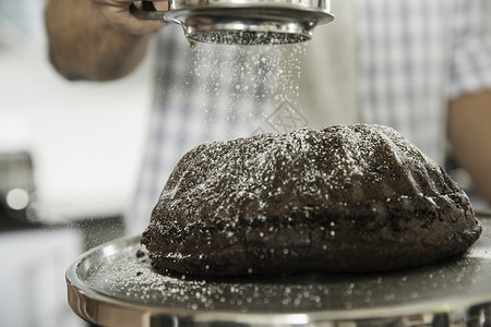糖粉洒在烘焙蛋糕上图片