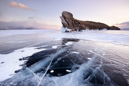 俄罗斯西伯利亚奥尔克洪岛湖上结冰图片