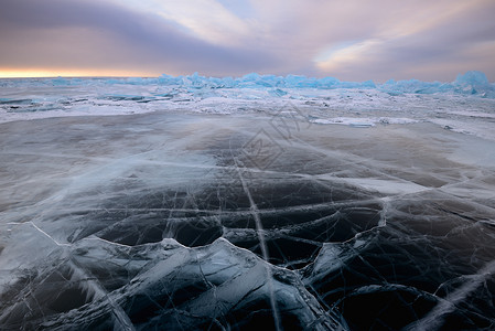 俄罗斯西伯利亚奥尔克洪岛结冰的湖图片