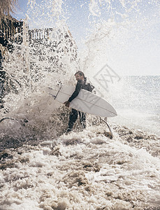 美国加利福尼亚州圣芭拉的海上男冲浪者图片