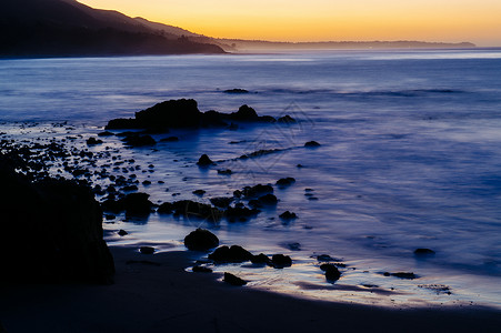 美国加利福尼亚州洛杉矶日落下的沙滩图片