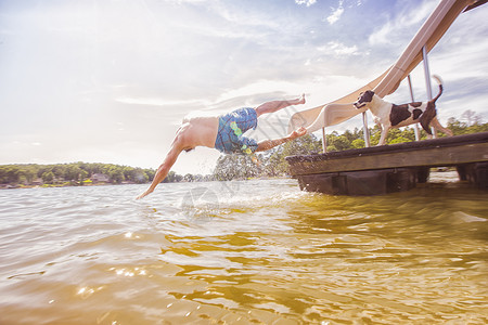 美国佐治亚州杰克逊湖上跳水的人图片