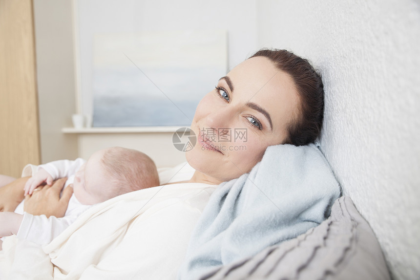 母亲躺在床上抱着宝宝图片