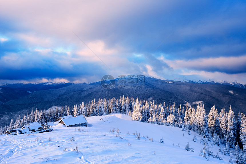 乌克兰喀尔巴阡山脉雪山乡村图片