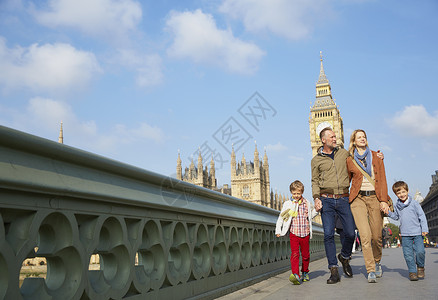 一家人在城市散步图片