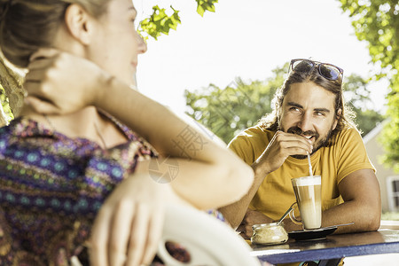 在咖啡馆喝咖啡的年轻夫妇高清图片