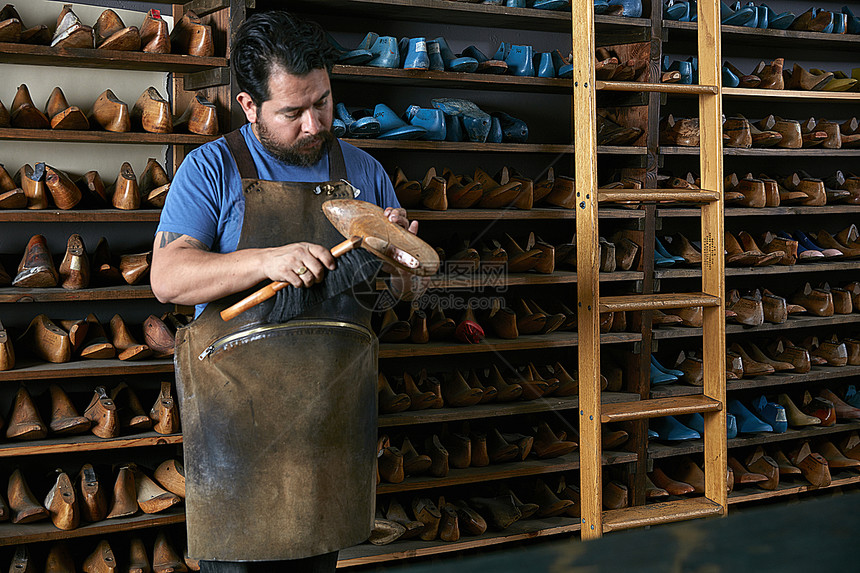 传统鞋店的工匠图片