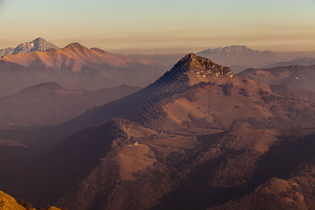 蒙大罗索瑞士提契诺蒙特热罗索山黄昏高峰背景