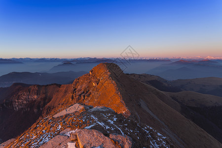 山地景观有远的雪盖山峰瑞士提契诺图片