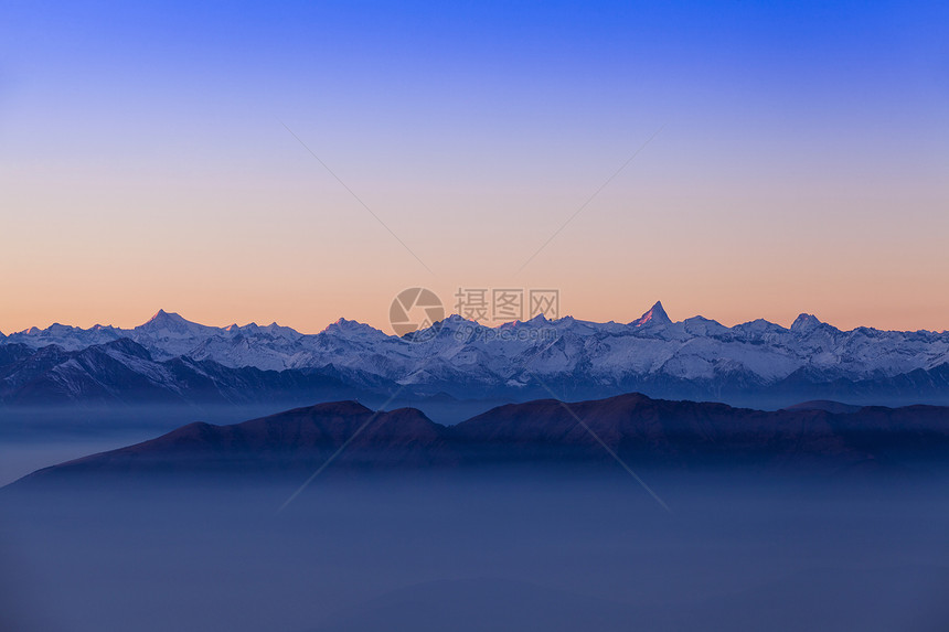 高山地貌瑞士蒂契诺蒙特热罗索的黎明图片