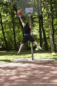 篮球物体年轻男篮球运动员在球场上投篮背景