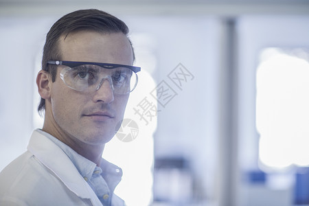 在实验室中穿戴安全护目镜的中年男子肖像图片