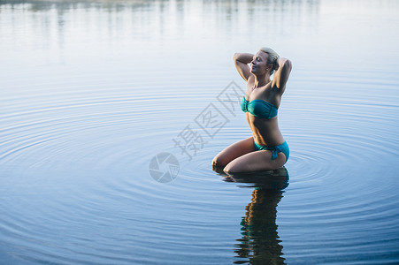 妇女穿着比基尼在水中下跪图片
