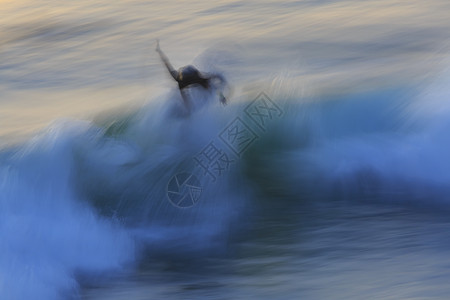 圣地亚哥加利福尼亚州美国太平洋海滩边冲浪的人图片