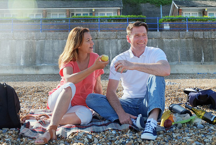 情侣在青春海滩野餐图片