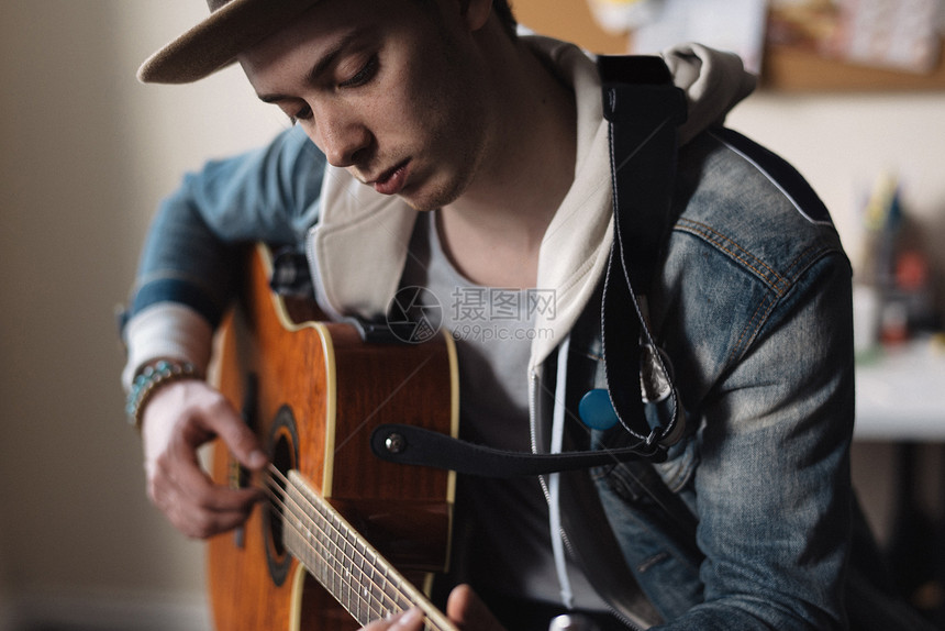 在家弹吉他的年轻人图片