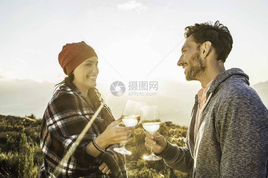 一对在野外喝酒碰杯的夫妇图片