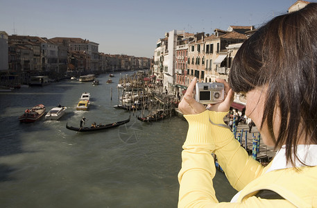 在意大利威尼斯运河拍照的女青年图片