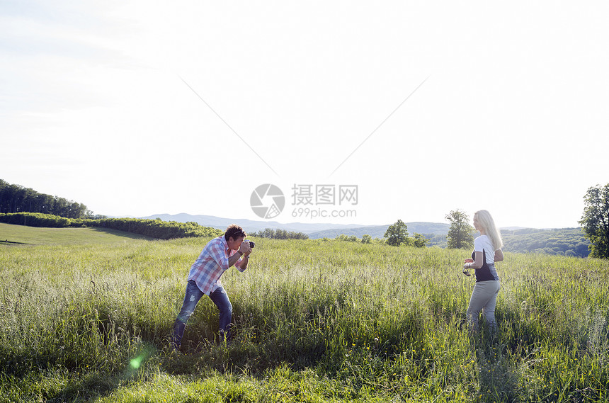 在护腕拍摄女友照片的男子图片