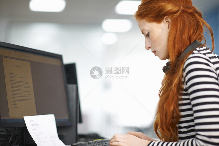 年轻女大学生在用电脑打字图片