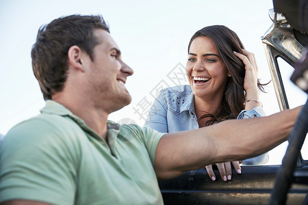 开敞篷车的年轻夫妻图片