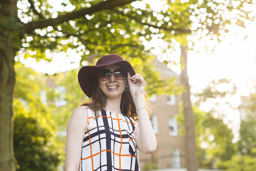 街上戴太阳眼镜的女子图片