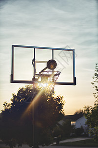 篮筐上的篮球图片