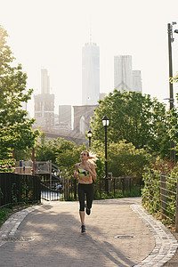 公园跑步的年轻女子图片