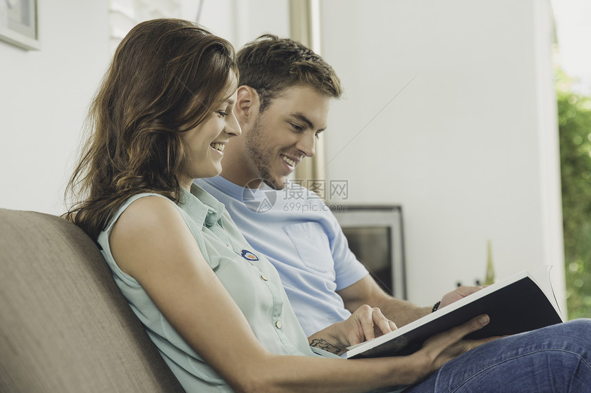 情侣在沙发上看书图片