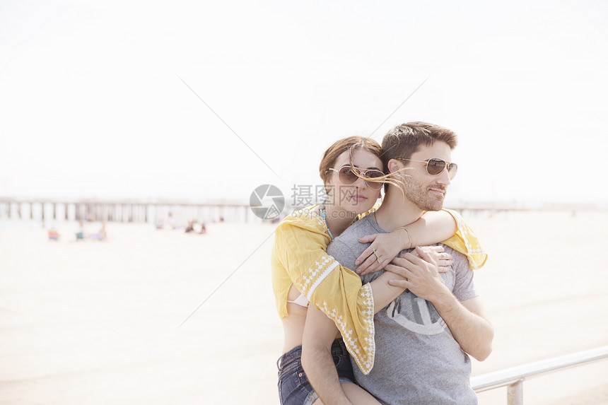 妻子从背后环抱着丈夫图片