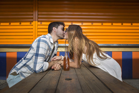 野餐桌接吻的情侣图片