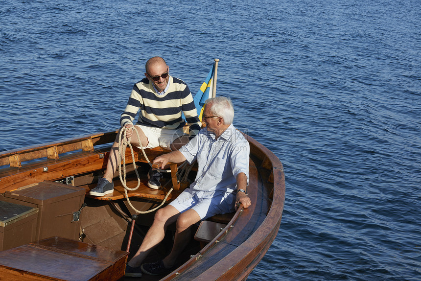 坐在船上的成年男性聊天图片