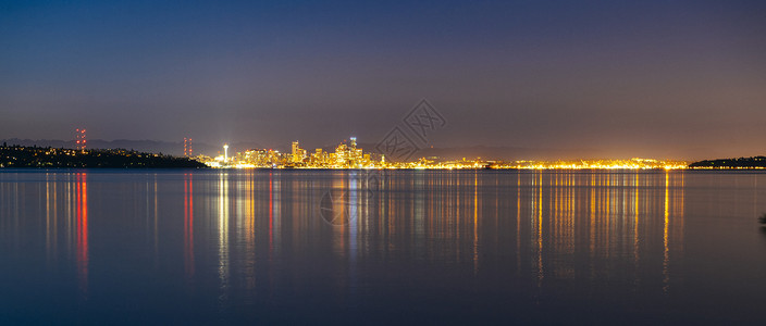 夜里河里反映城市灯光的远视全景图片