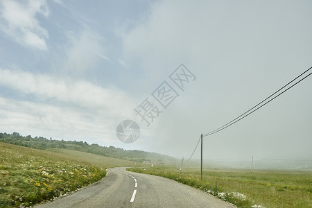 一半晴天一半雾天的农村公路高清图片