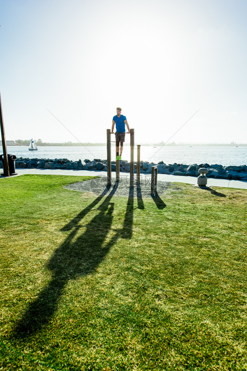 成年男性在海岸边锻炼图片