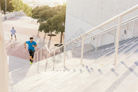 在市中心体育设施楼梯跑的成年男性图片