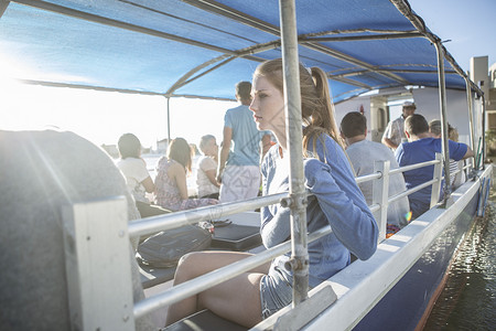 乘船旅行的年轻女性和游客图片
